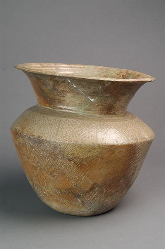  p>此展品为商代的陶瓷器,以高岭土做胎,表面涂有釉料,经高温烧制而成