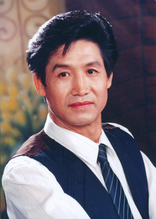  p data-id="gnbw53fggq">罗金保(1952— ),甘肃天水人,教授,画家.