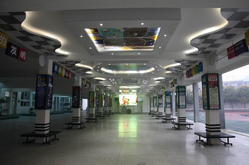 西安市碑林区钟楼小学位于西安市中心地带