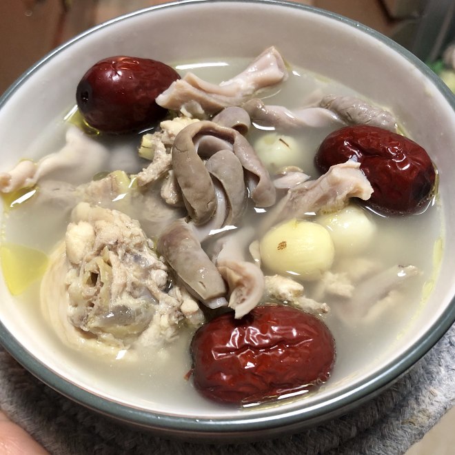 莲子,猪肚为主料的菜品,用江西南昌的一种瓦罐煨的汤