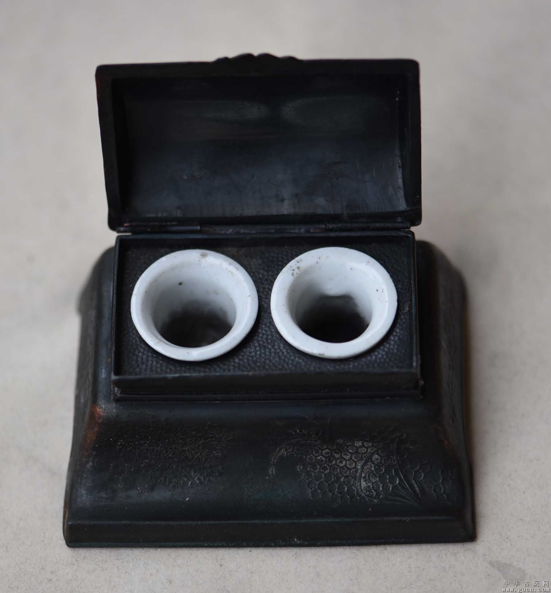  p>磁墨水是含有磁性物质微粒的墨水,其存在可由磁检测器检测出来.