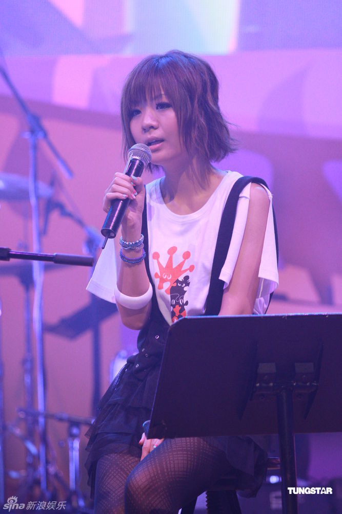  p>冯曦妤1983年12月14日出生于香港,是一名 a target="_blank" href=