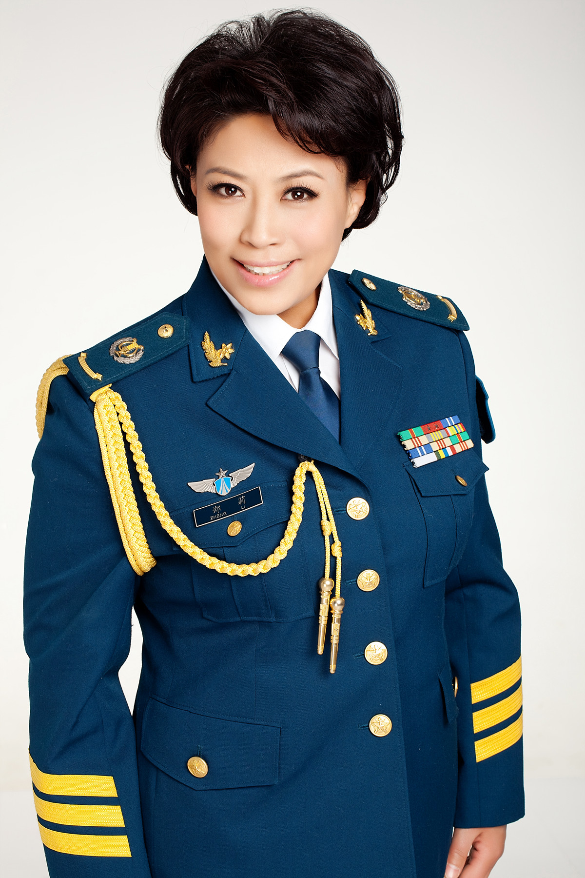  p>郑莉,安徽蚌埠人,解放军空政歌舞团的国家一级女高音歌唱演员,演唱