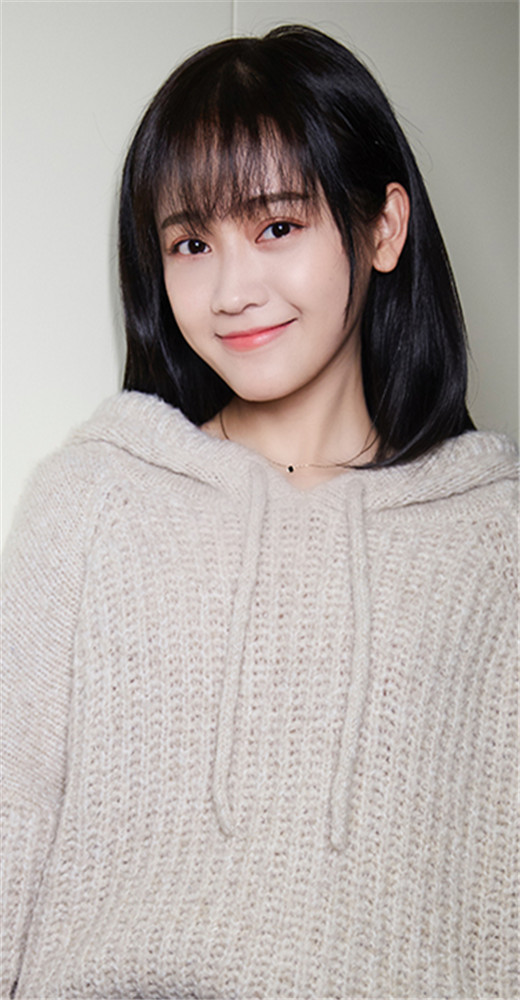  p>郑湫泓(greenly),原名郑泽漫,1990年11月25日出生于广东省揭阳市