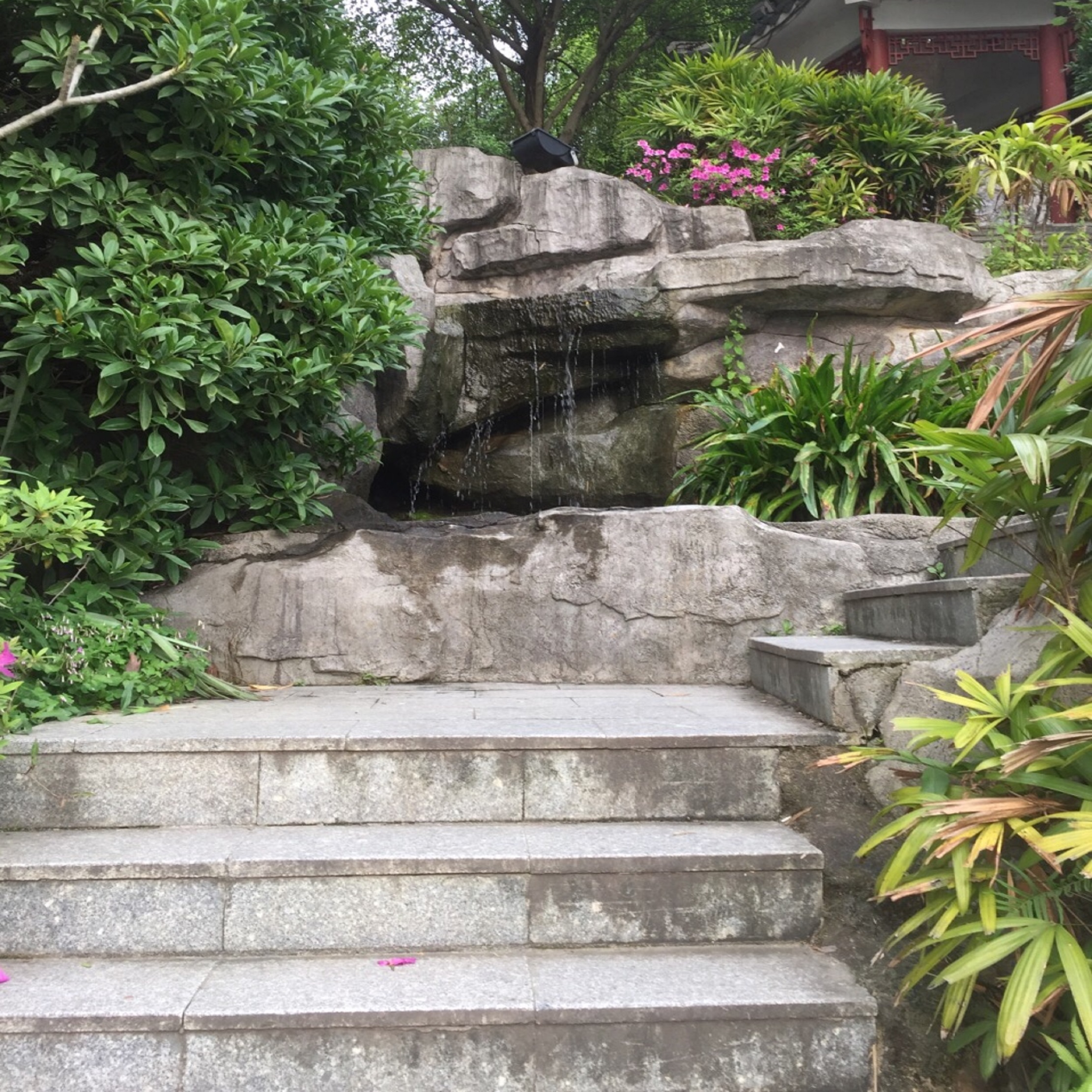  p data-id="gnzl88dpec">柳州市江滨公园位于柳州市区柳江南岸,为"