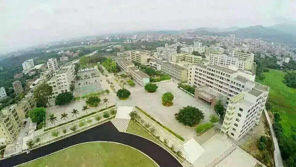  p>电白县第三中学,学校创办于1939年9月,它前身是电白师范,电白县立