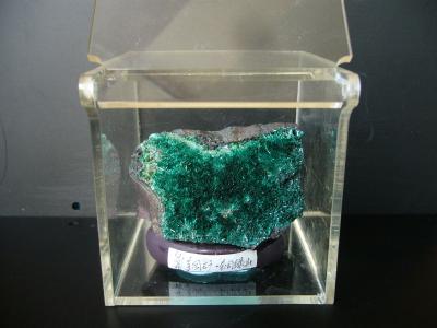  p>斜方晶系(orthorhombic system)三条结晶轴彼此相互垂直但长度皆不