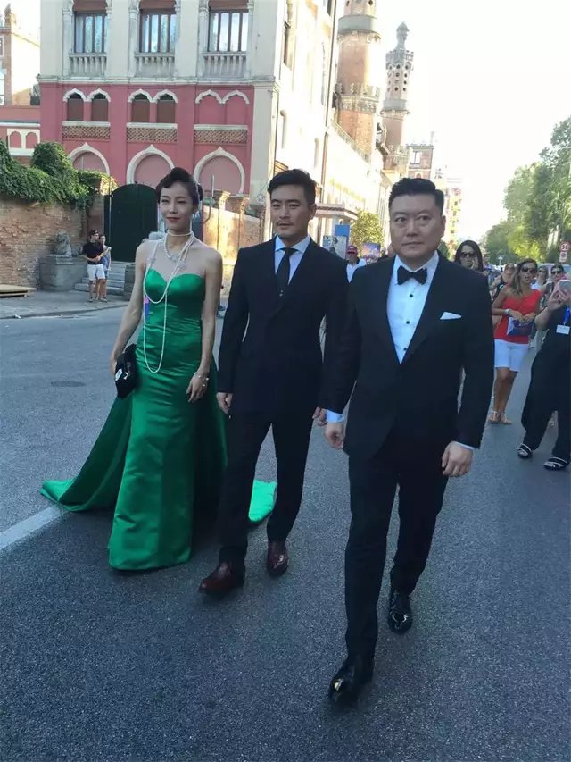  p>景珂( i>原名梁镜珂 /i>),毕业于北京电影学院表演系本科99级,中国