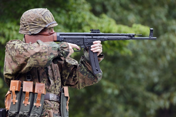  p>stg44突击步枪(定型投产时名称mp44),是现代步兵史上划时代的成就