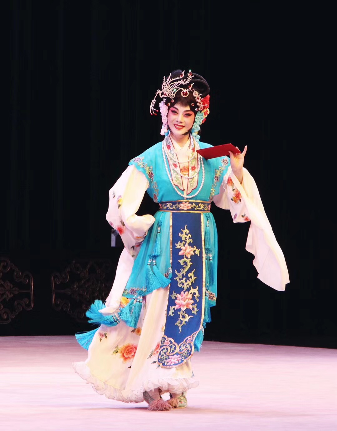 熊明霞,女,湖北宜昌人, a target="_blank" href="/item/上海京剧院