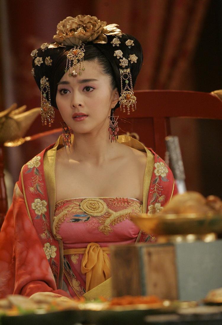 杨贵妃死后，一大臣送上自己的头巾，唐玄宗：这上面有爱妃的体香_百科TA说