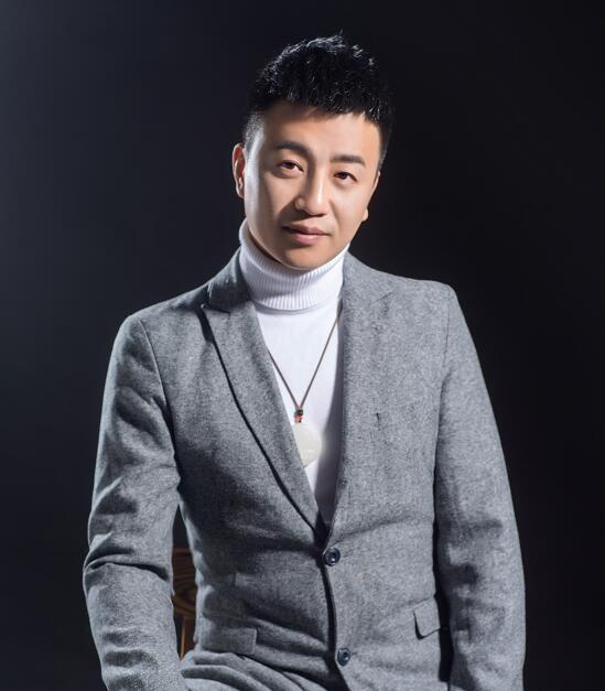 >王铎,男,1987年4月出生于吉林省,著名主持人,全国首席综艺婚礼主持人