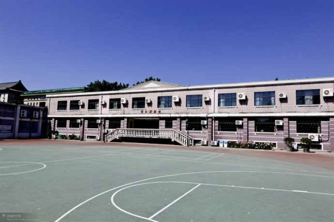  p data-id="gnbxk8jjhj">北京四中初中部位于北京市西城区教场胡同4