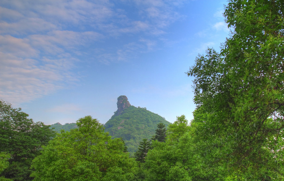  p>桂林山水甲天下,到过桂林的人,都晓得洞大要数七星岩,山高要算老人