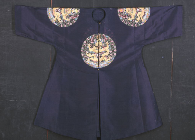 清乾隆石青直径纱地纳四团金龙单衮服