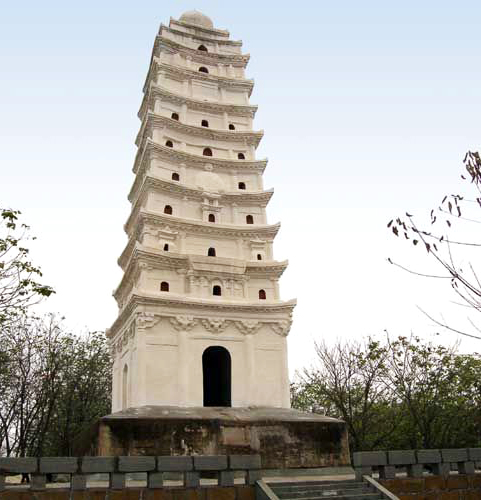  p data-id="gnvj6pal7t">白塔,俗称镇南塔,巍然屹立于城南500米的