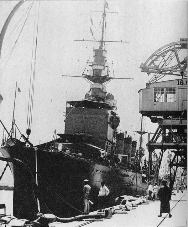 target="_blank" href="/item/日本川内级轻型巡洋舰/5432784" data