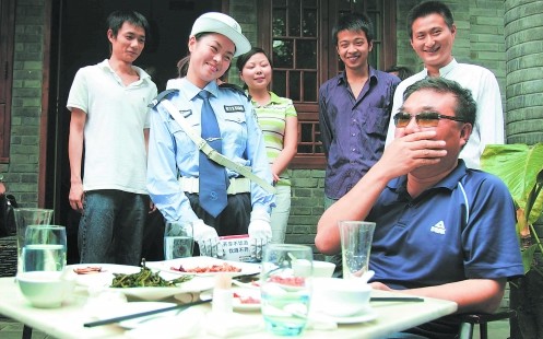 称为"温柔一刀"的成都宽巷子路口女交警,"规范执法"警务技能教官胡玲