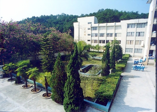  p>封开县江口中学于1970年7月始建于秦汉时期南粤之都广信所在地