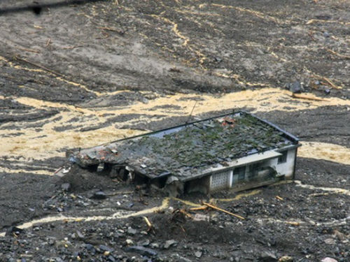  p>泥石流(mudslide)是指在山区或者其他沟谷深壑,地形险峻的地区