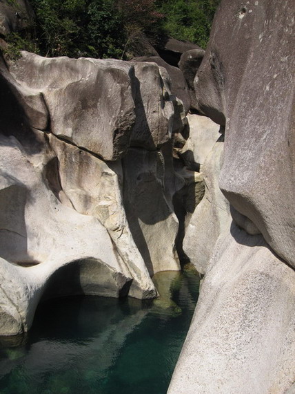  p>九龙洞位于福建省 a target="_blank" href="/item/福安市">福安市