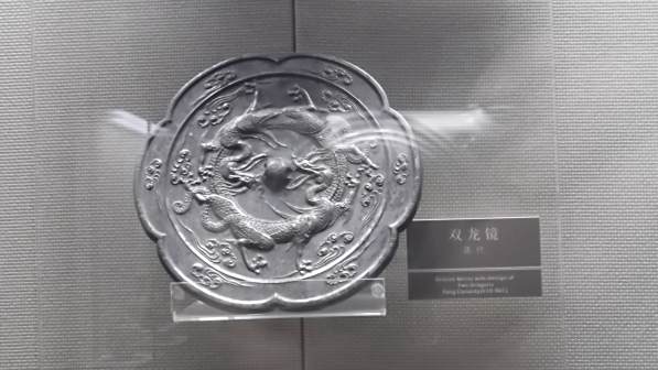 <p>西安博物院藏唐代“双龙镜” 2013-01-03