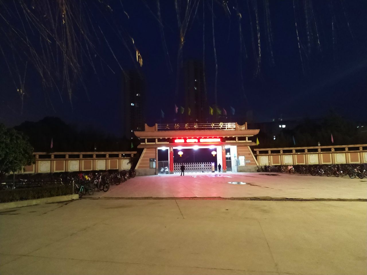  p>大悟县第一中学是湖北省首批确定的60所重点中学之一,有着70余载办