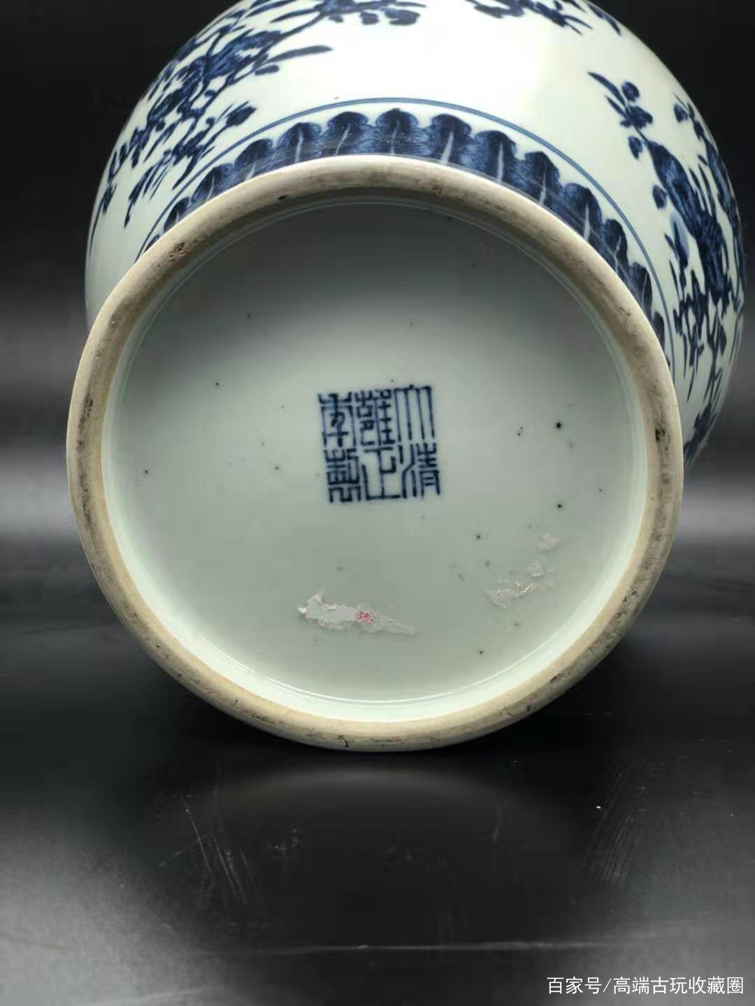 清 青花冰梅紋瓶 大清雍正年制款 共箱 中国古美術 青色花瓶 陶器 花と竹の模様 A superb and extremely rare blue and white vase with fruit