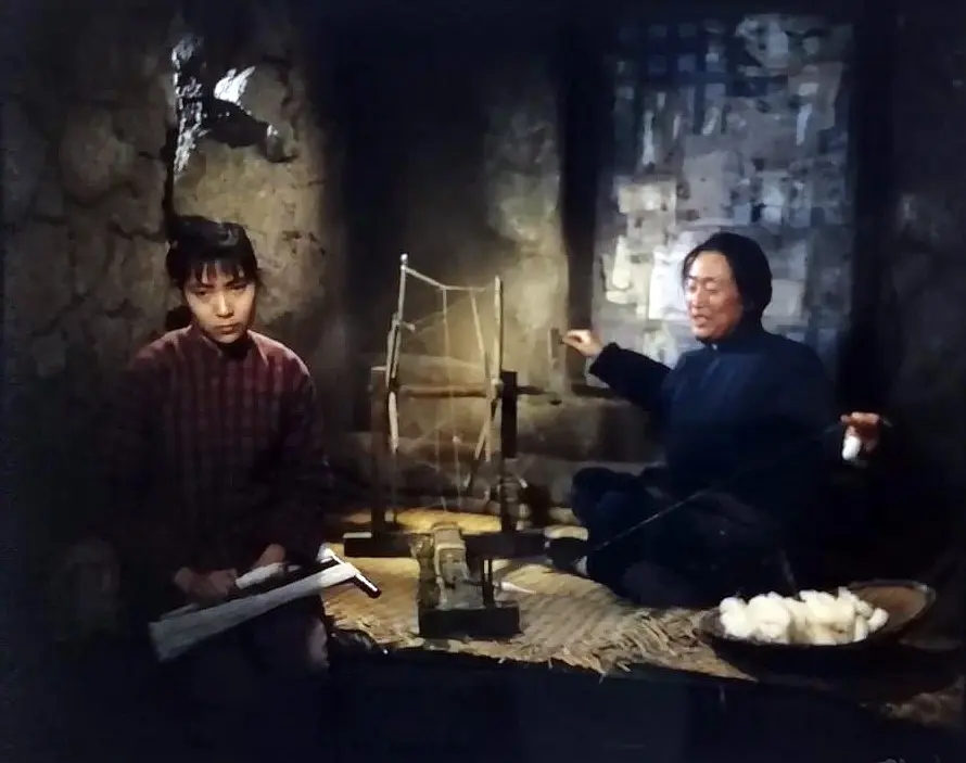 《蓝色的花》是由 a target="_blank" href="/item/北京电影制片厂