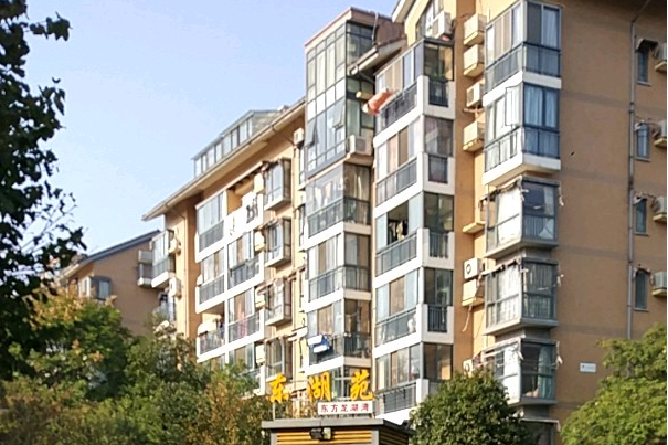  p>东方龙湖湾东湖苑位于南京市江宁江宁大学城,共计房屋609户,小区