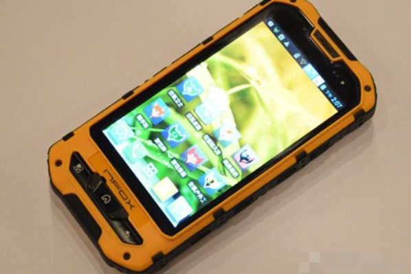  p data-id="gn2zhb8a5j">云狐 j3是一款智能手机,机身特点菱钻形外观