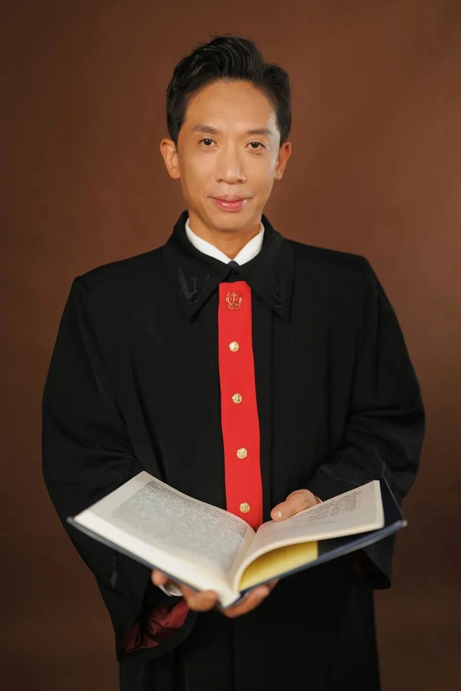 法学博士,现任上海市第一中级人民法院刑事审判庭副庭长,三级高级法官