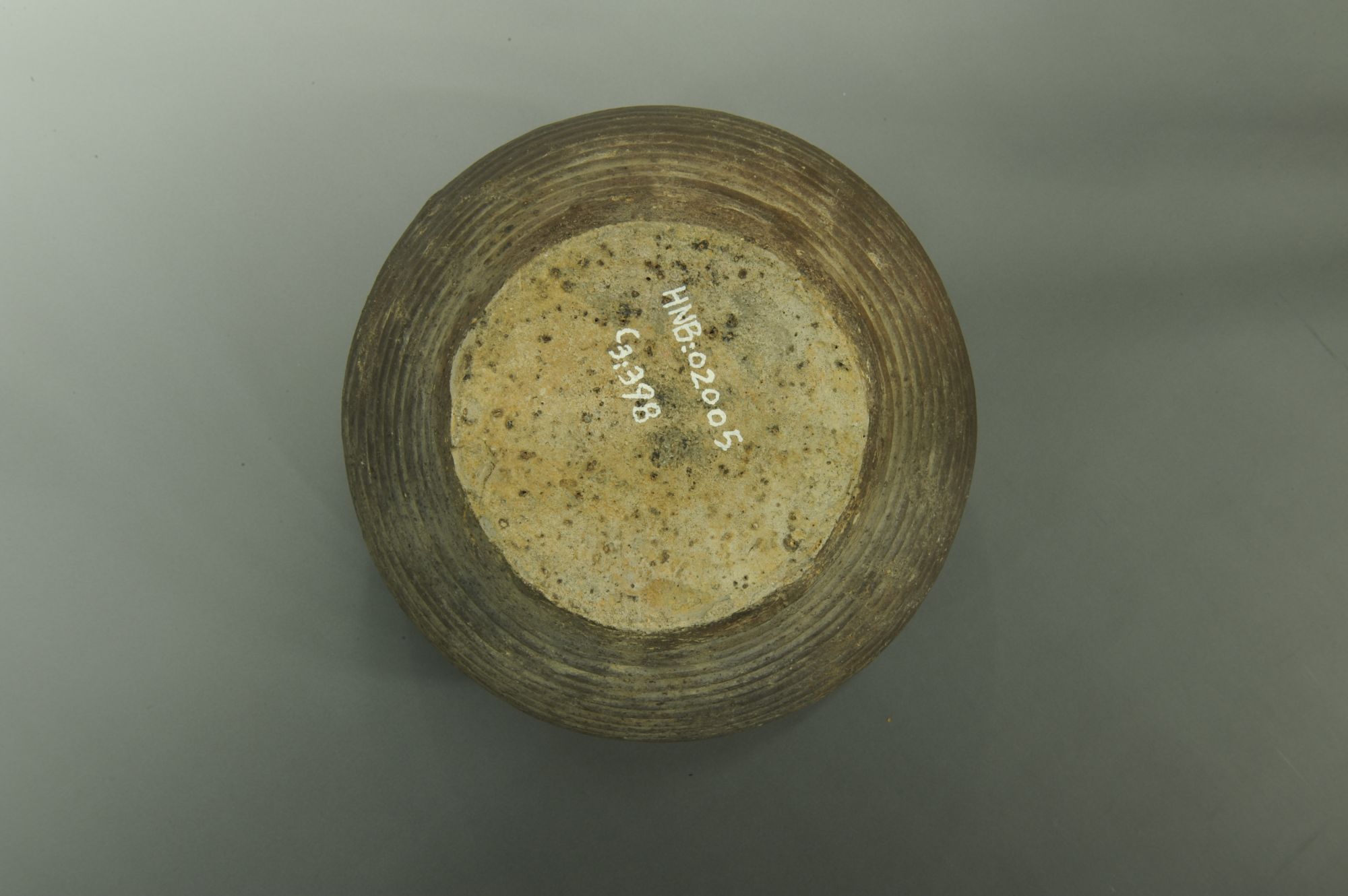 汉代青釉弦纹双耳罐