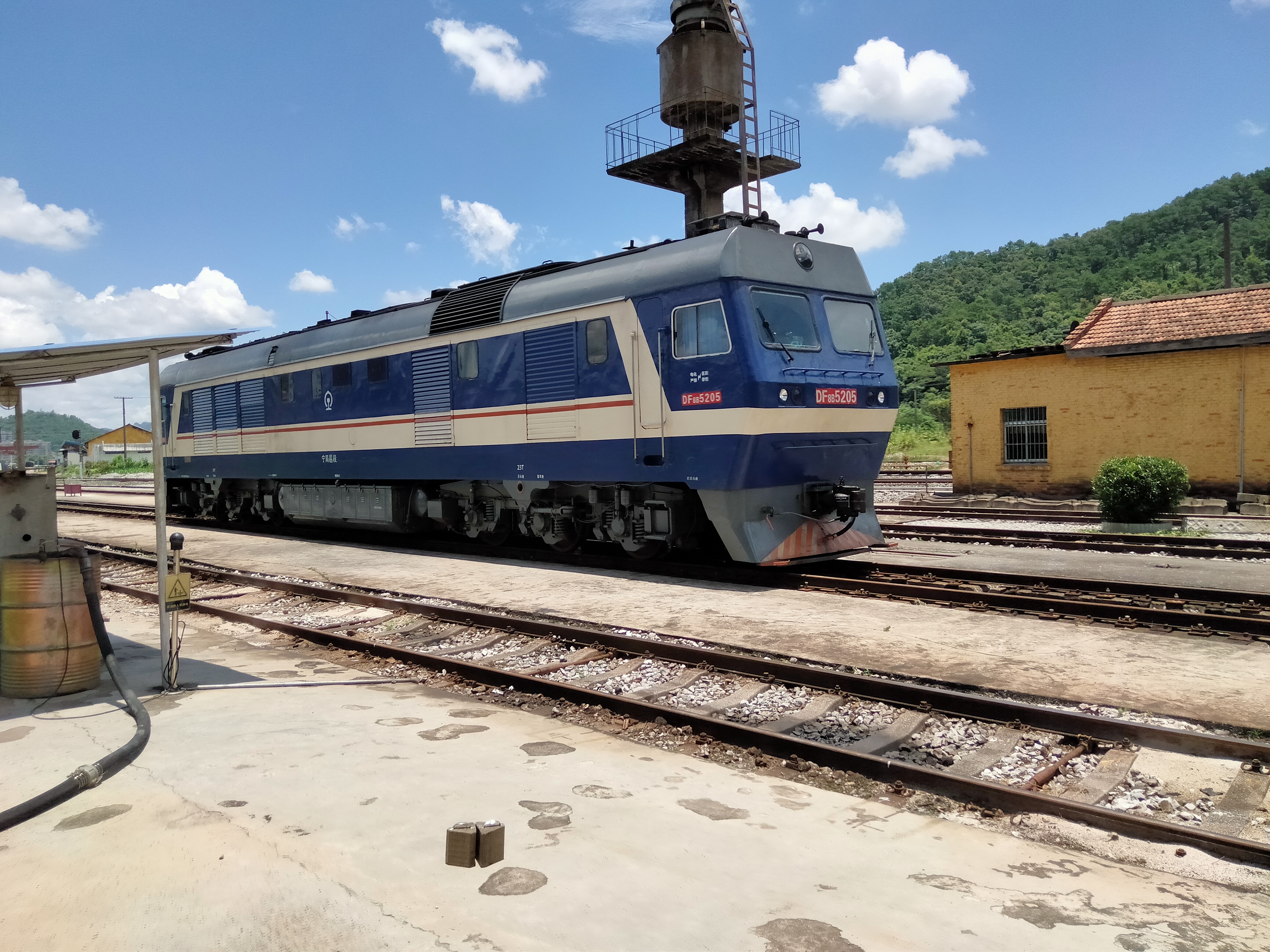 data-lemmaid="2692970">东风 /a>8b型柴油机车(df8b),是 a target="