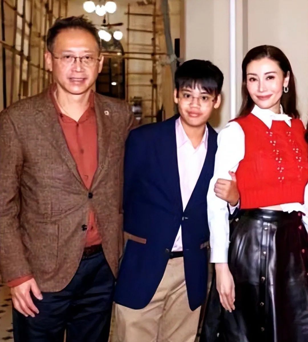 李嘉诚14岁孙子首曝正面照，梁洛施身边男士是谁？豪门公子初长成_百科TA说