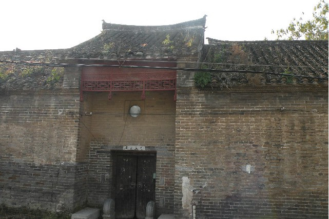  p>沈家大院位于土山老街南侧,坐南朝北,东西长约30米,南北约60米