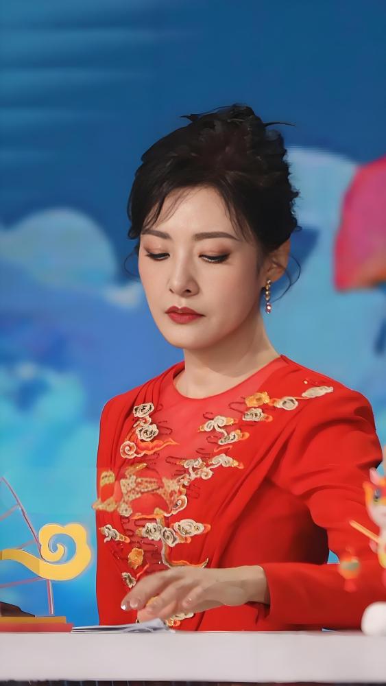 周涛（中国著名女主持人、制片人，保利演出有限公司董事长）_百度百科