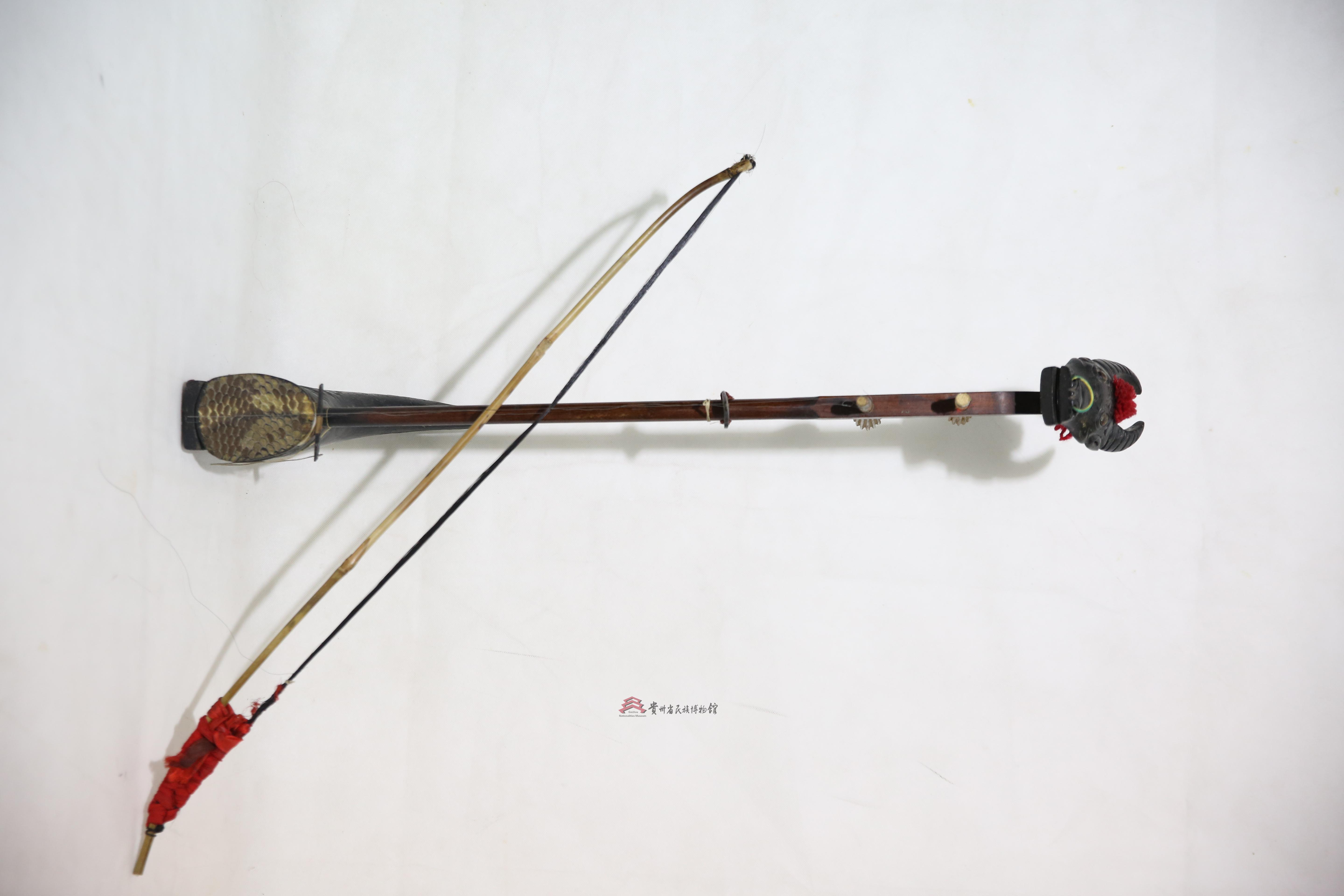 当代贞丰布依族八音坐唱乐器之牛角胡