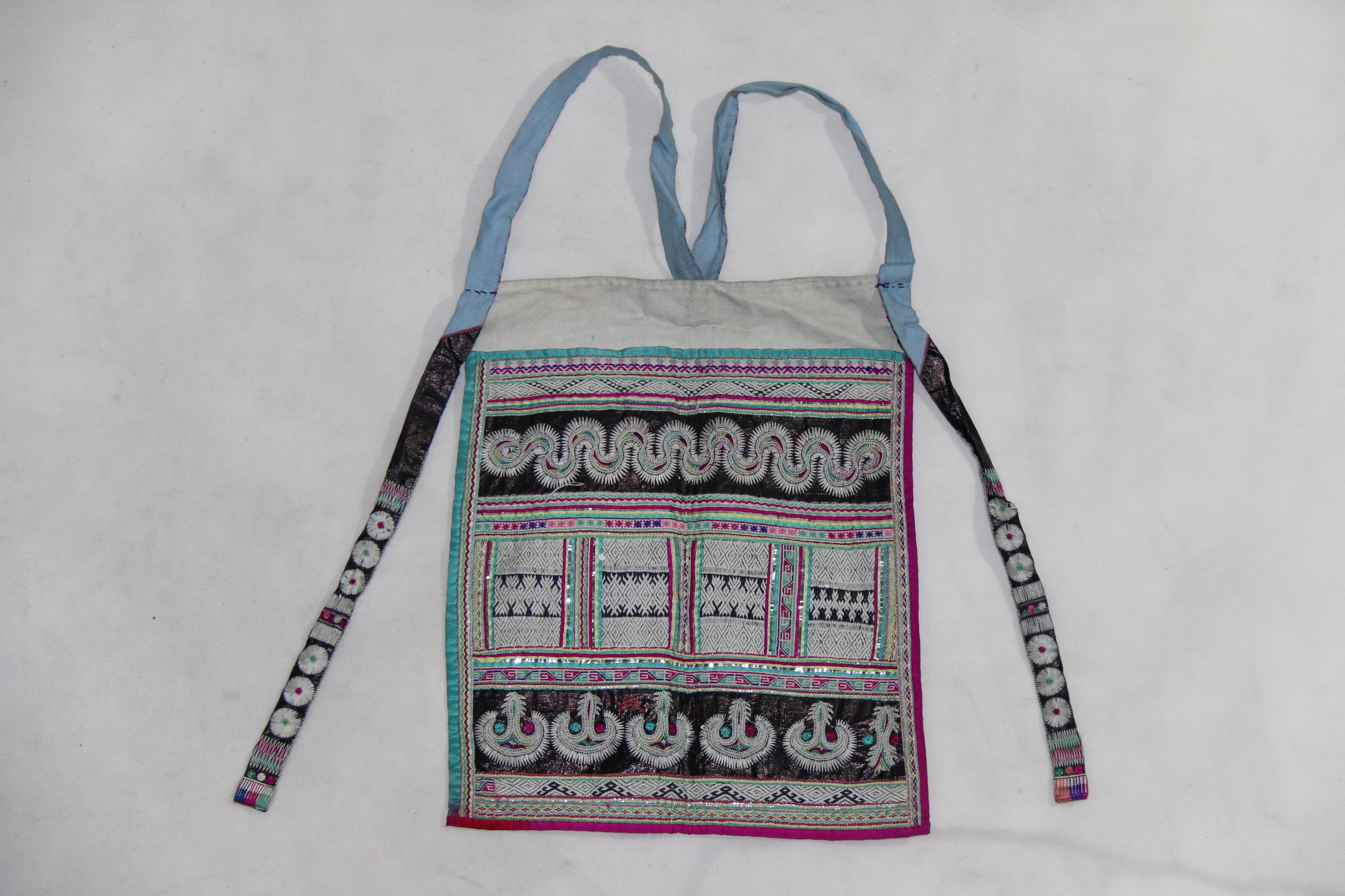 当代岜沙苗族平绣笆篓纹挎包