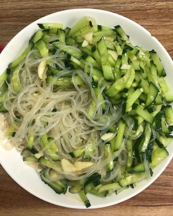  p>凉拌粉丝黄瓜是一道美味可口的传统凉菜,制作原料主要有蒜茸,酱油