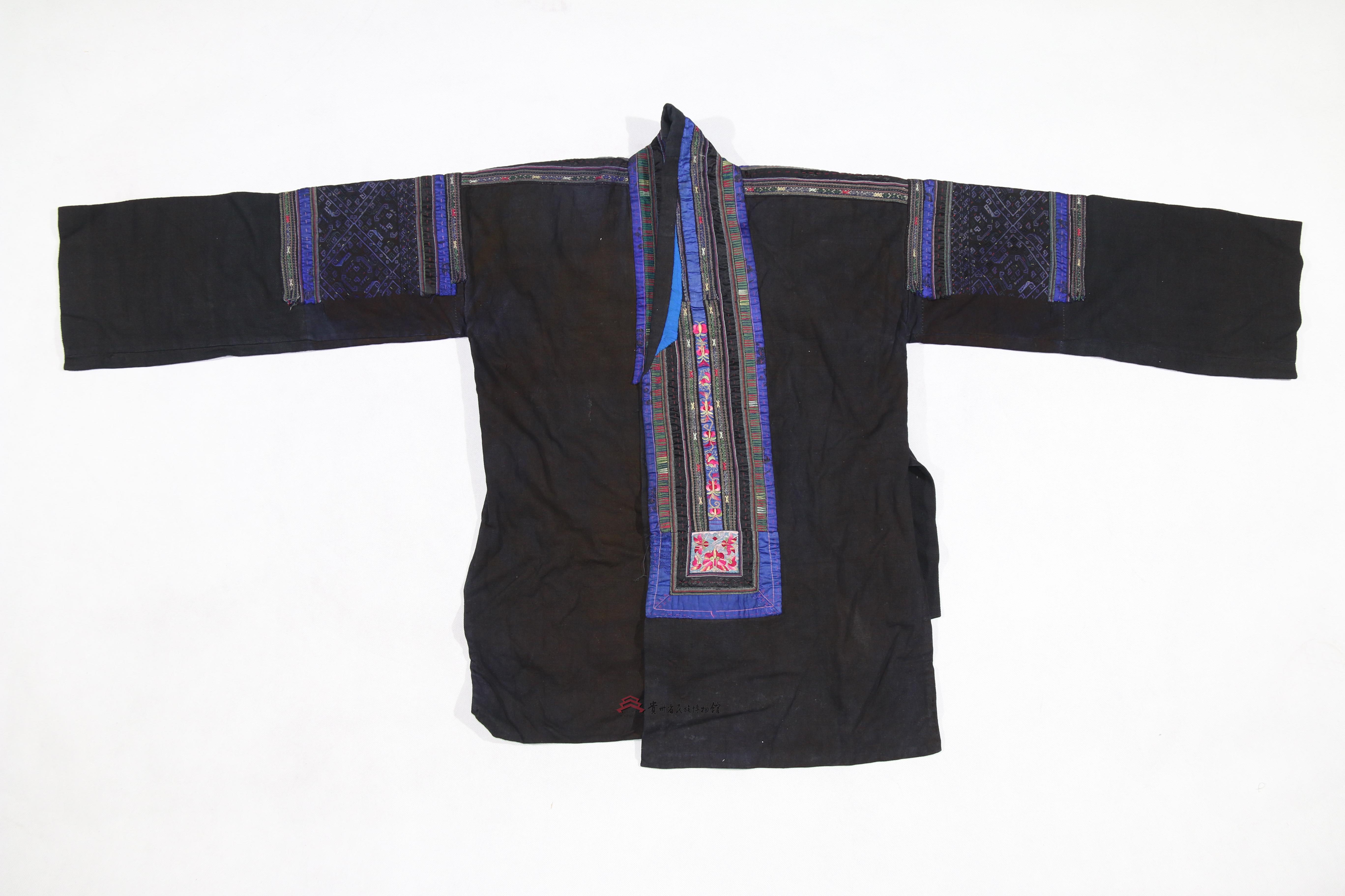 当代贞丰苗族青布挑花鸟纹右衽大襟衣