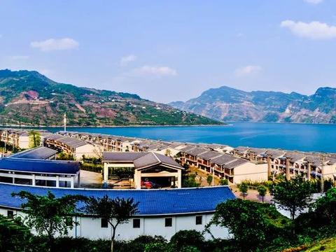  p>邵女坪旅游度假小镇是向家坝水电站水富库区"移民"集中安置点,距离