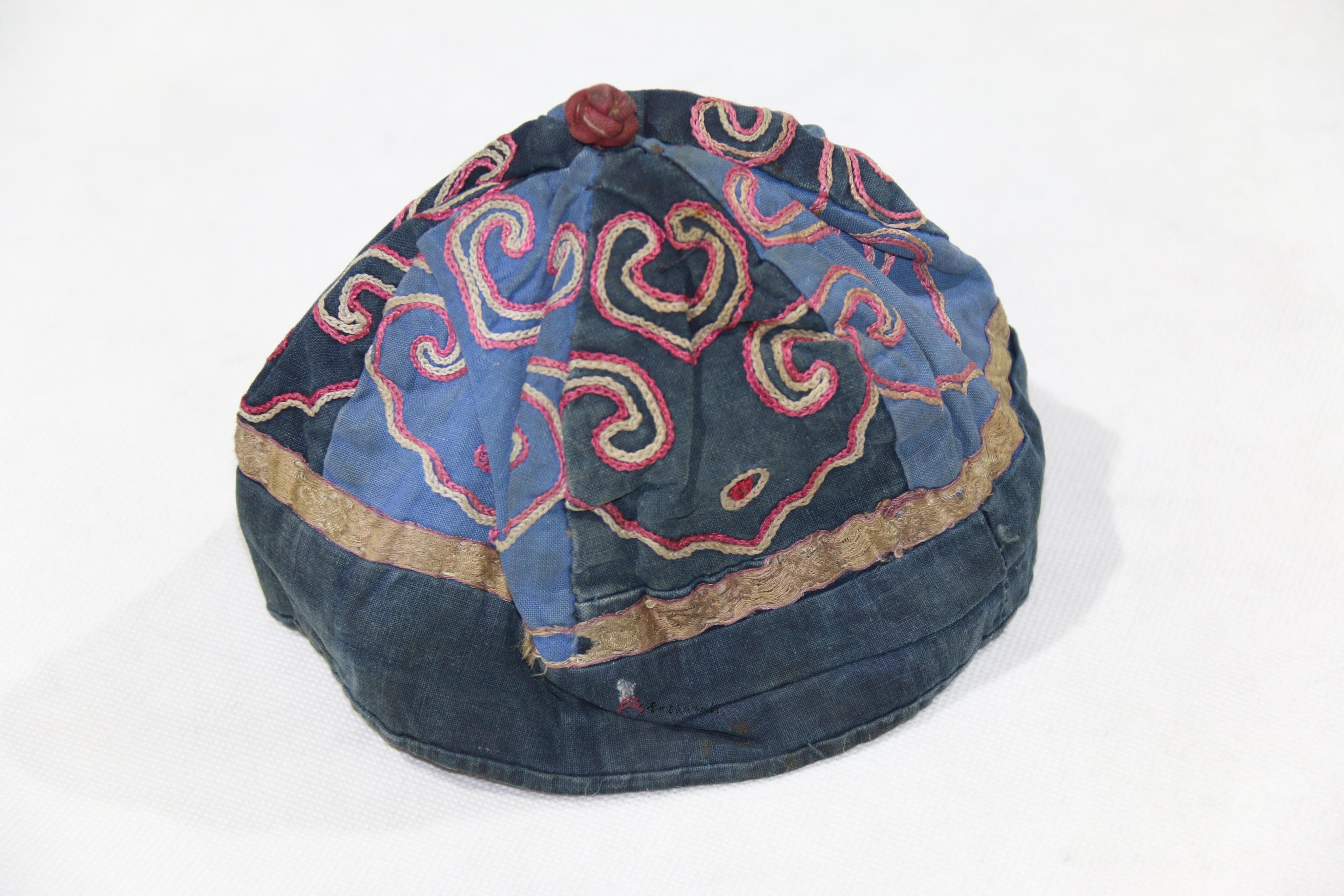 当代广西侗族蓝布平绣如意纹童帽