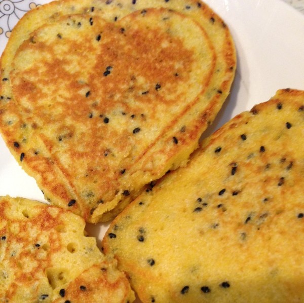  p data-id="gn81eo0uvt">玉米芝麻蛋饼是一道由玉米面,鸡蛋等食材制