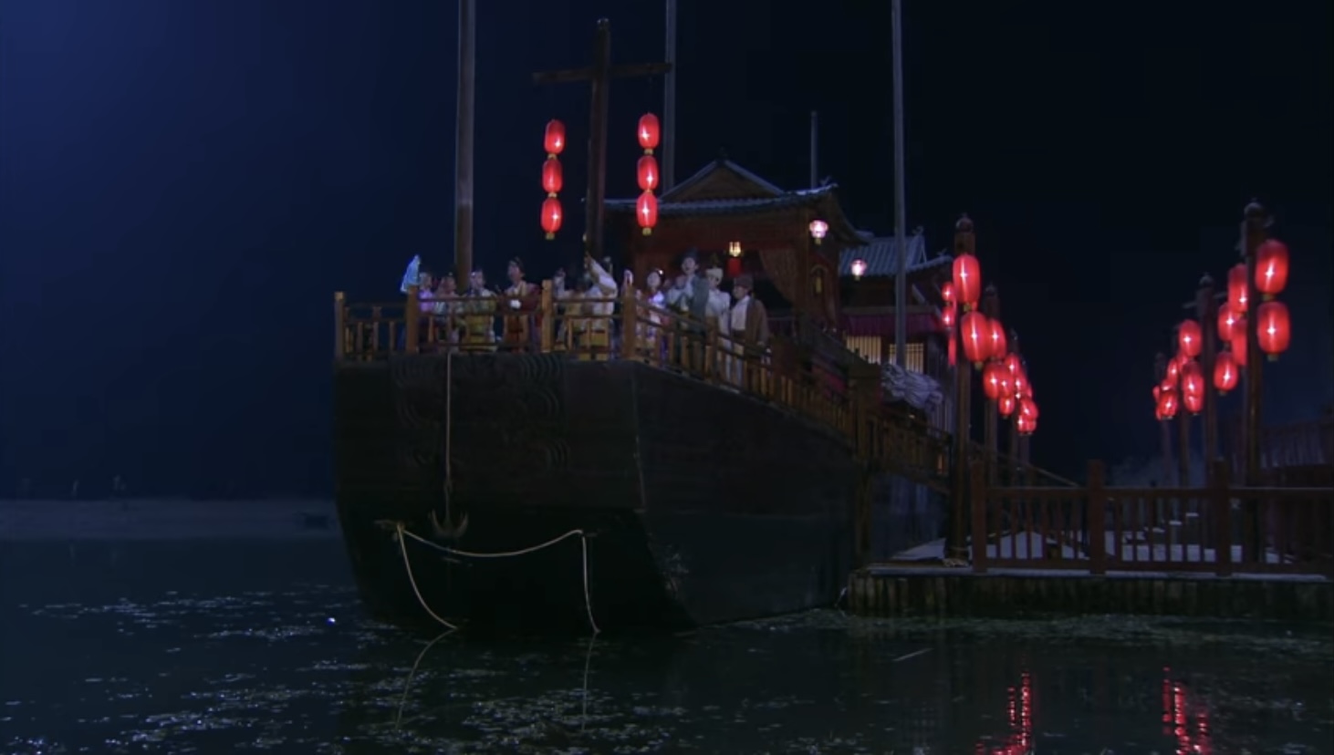 电视剧《神探狄仁杰4》中的船只,停泊在江州岸边