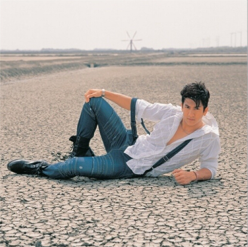  p>迪·杰西达邦·福尔迪(tik),1977年6月5日出生于泰国曼谷,泰国影视