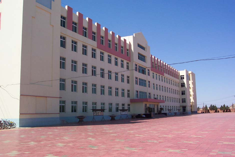  p>康平县第一中学是一所高级中学,是该县最早成立的一所学校,学校