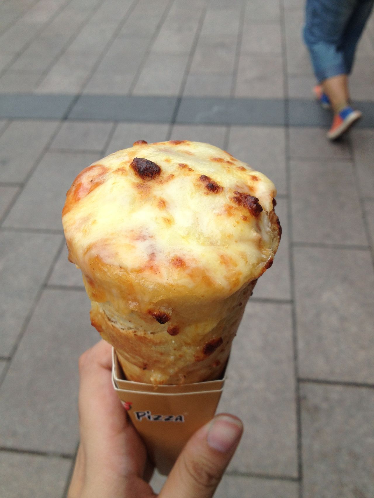 把披萨做成一种走着吃,拿着吃,玩着吃的美味大餐.