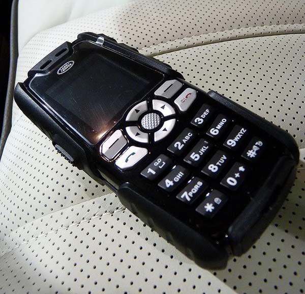  p>路虎s1,是路虎(land rover)于2009年推出的旗下第一款手机,号称