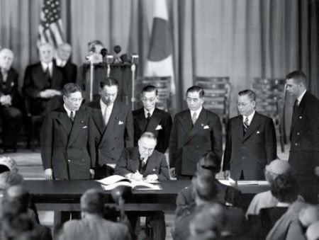 广义上讲,日本右翼指的是日本政治势力中的鹰派,也就是日本保守政党中